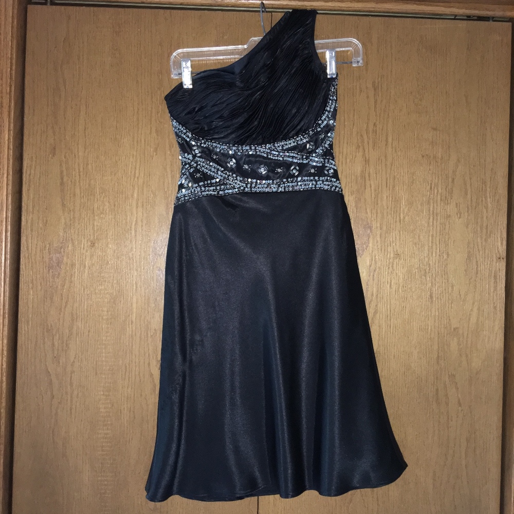 Black One-Shoulder Sequenced Cocktail dress